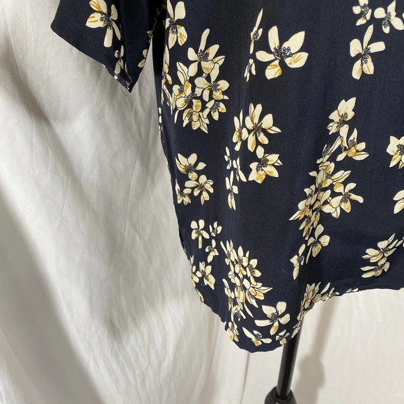 Folded & Hung Floral Crew Neck Bell Sleeve Keyhole Back Blouse Sz M - Picture 5 of 7